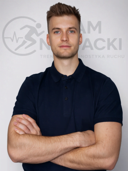 Adam Nowacki na tle logo dynamikaruchu.pl